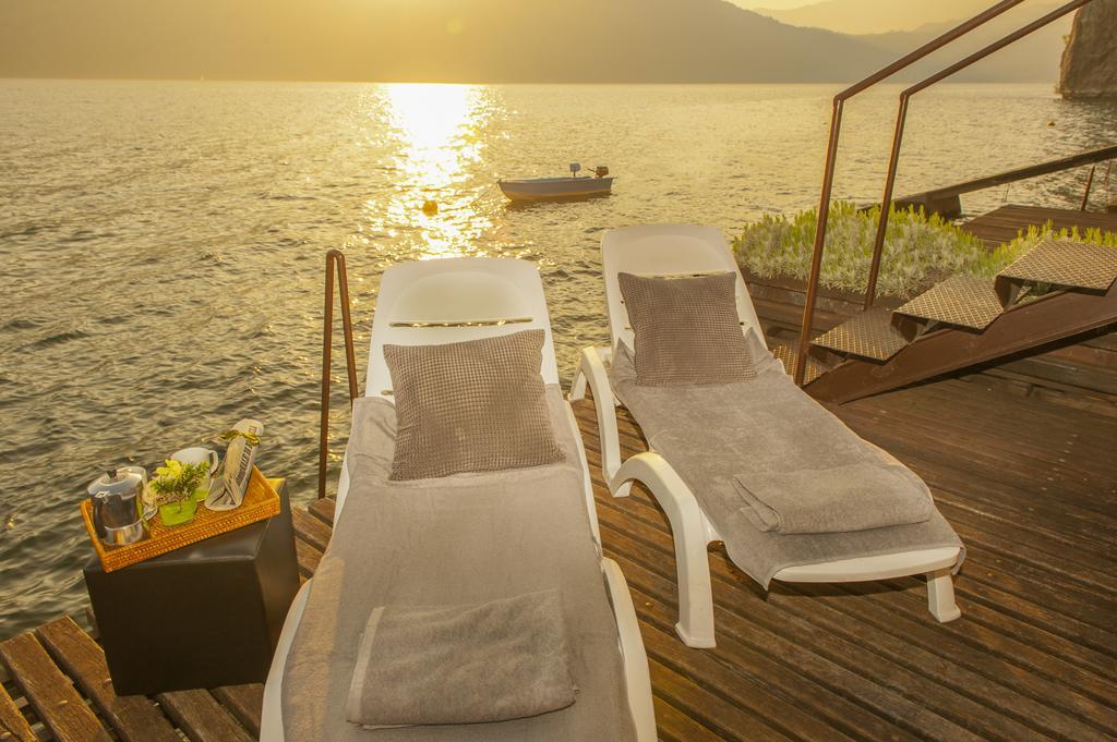 The Pier On The Lake มาโรเน ภายนอก รูปภาพ